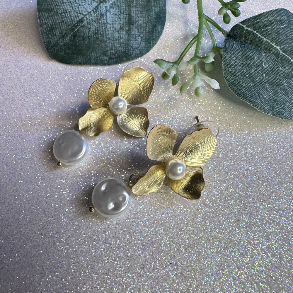 3/$25 Gorgeous Gold & Pearl Drop Earrings